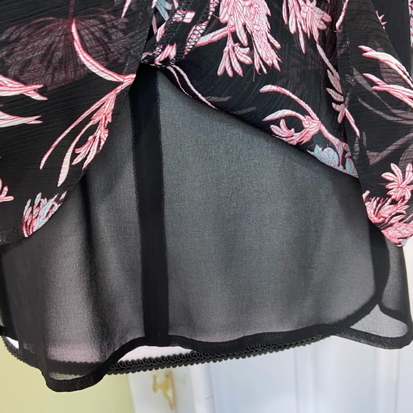 EXPRESS Black Floral Blouse With Sheer 3/4 Sleeves and Buttons Size Small - Picture 8 of 16